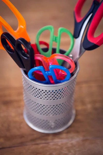 Tesoura no organizador de mesa — Fotografia de Stock