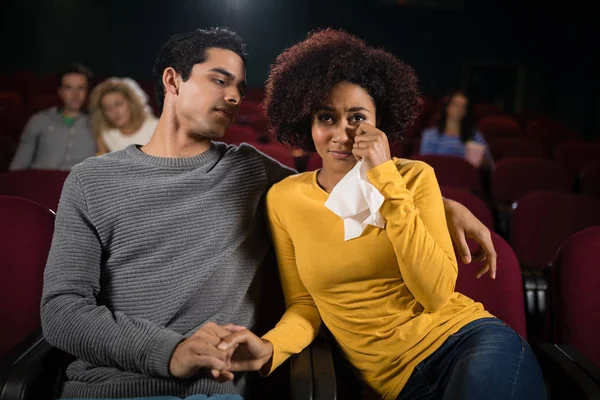 Çift izlerken film tiyatro — Stok fotoğraf