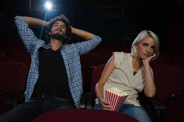 Casal assistindo um filme no teatro — Fotografia de Stock