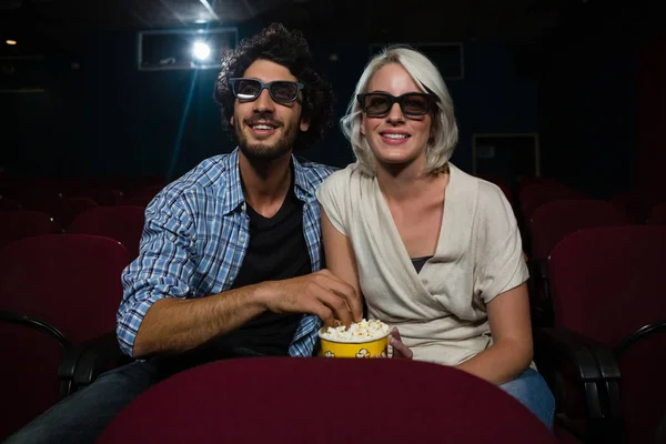 Pár s popcorn při sledování filmu — Stock fotografie