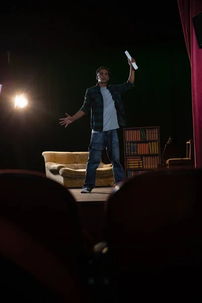 Artist rehearsing on stage — Stock Photo, Image