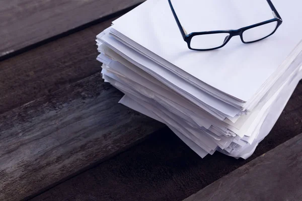 Primer plano de las gafas sobre papel en blanco — Foto de Stock