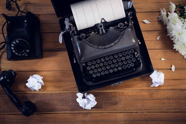 Máquina de escribir por teléfono y papeles arrugados — Foto de Stock