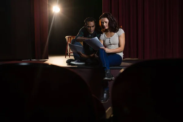 Actors reading their scripts on stage — Stock Photo, Image