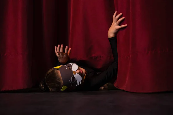 Tancerz na sobie maski gestem — Zdjęcie stockowe