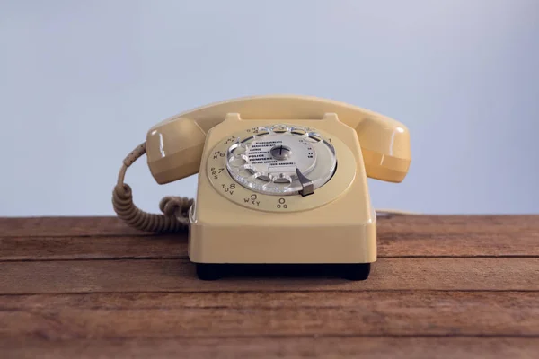 Téléphone vintage sur table en bois — Photo