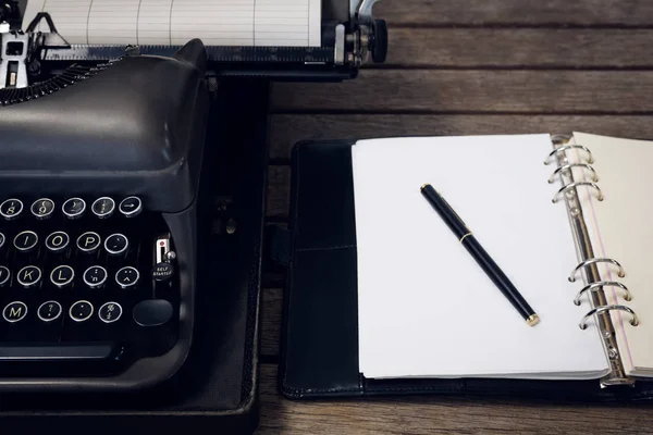 Macchina da scrivere a penna stilografica su diario aperto — Foto Stock