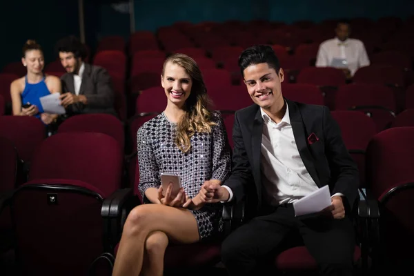 Casal assistindo filme no teatro — Fotografia de Stock