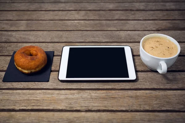 Tablet digital com donut copo de café — Fotografia de Stock
