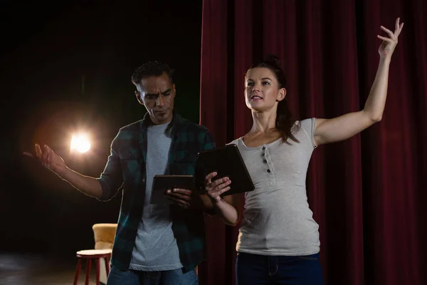 Szereplők próbálni a színpadon tabletta használata közben — Stock Fotó