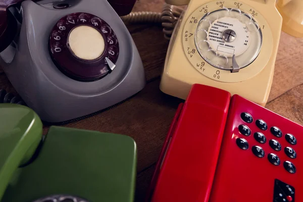 Telefono moderno e vintage su tavolo in legno — Foto Stock