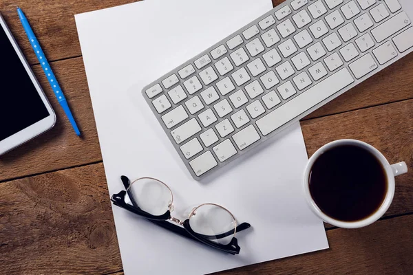 Черный кофе, клавиатура, очки и бумага — стоковое фото