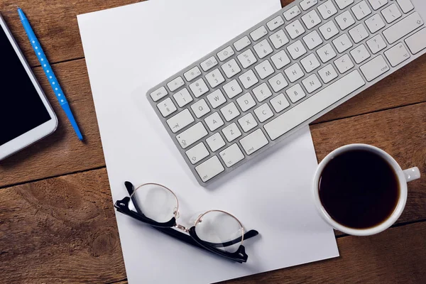 Café negro, teclado, gafas y papel —  Fotos de Stock