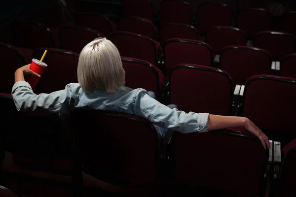 Mujer tomando bebidas mientras ve la película —  Fotos de Stock