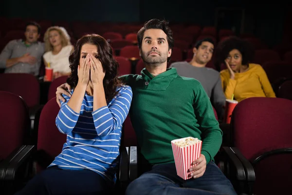 Coppia guardando film In teatro — Foto Stock