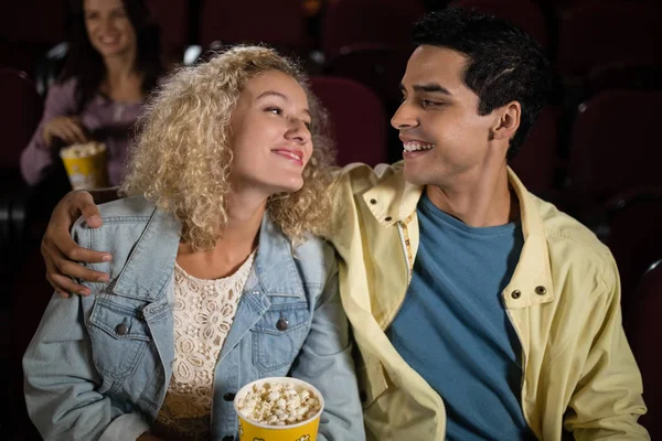 Pareja viendo película en el teatro — Foto de Stock