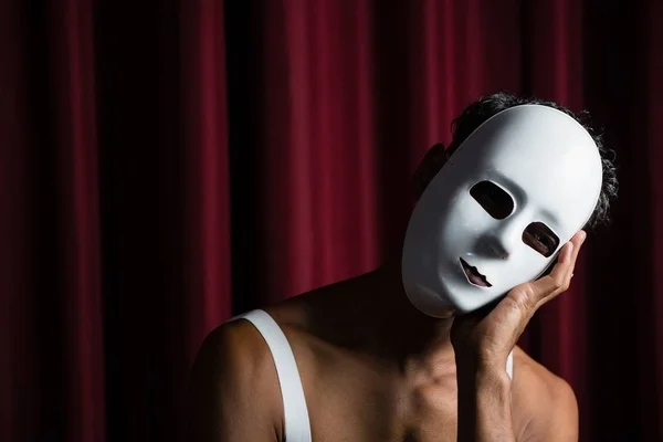 Künstler trägt weiße Maske im Gesicht — Stockfoto