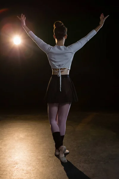 Балерина репетирует балет на сцене — стоковое фото