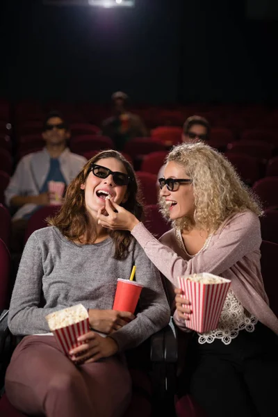 Amigos femininos assistindo filme no teatro — Fotografia de Stock