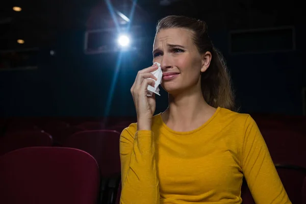 Žena pláče při sledování filmu — Stock fotografie