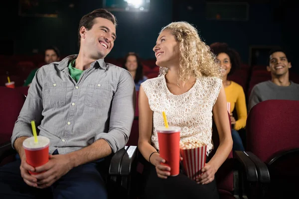 Casal assistindo filme no teatro — Fotografia de Stock