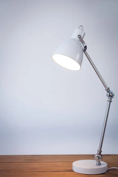 Lyser lampan på bordet — Stockfoto
