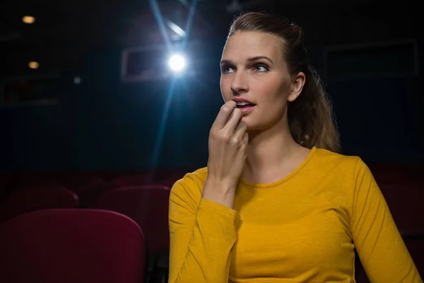 Mujer viendo películas en el teatro — Foto de Stock