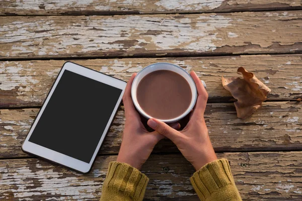 Mão cortada na mulher tomando café — Fotografia de Stock