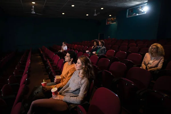 Група людей, які дивляться фільм — стокове фото