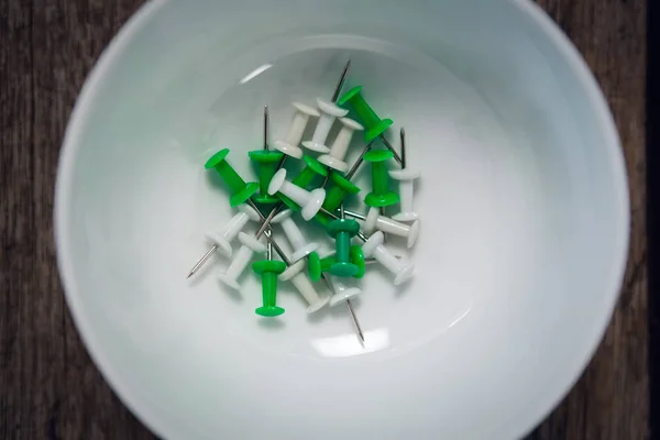 Närbild av papper pins i skål — Stockfoto