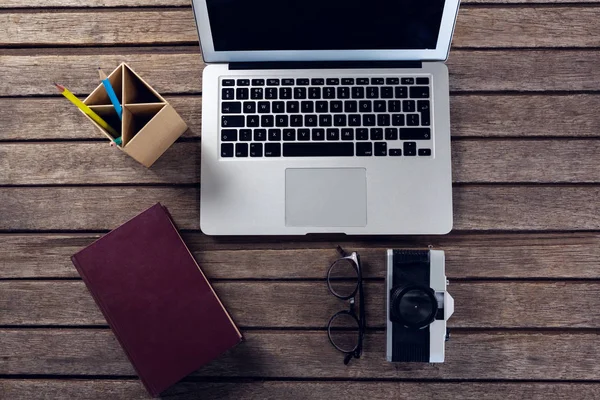 Laptop, buku harian, kacamata, kamera dan pemegang pena — Stok Foto