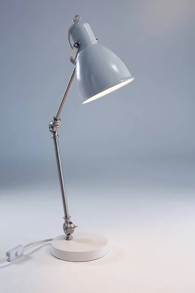 Lámpara de mesa sobre fondo blanco — Foto de Stock