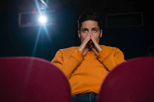 Homem assistindo filme no teatro — Fotografia de Stock