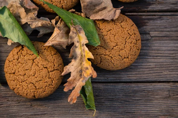Close up van cookies en bladeren — Stockfoto