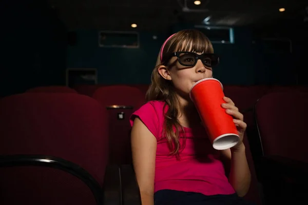 Menina usando óculos 3D — Fotografia de Stock