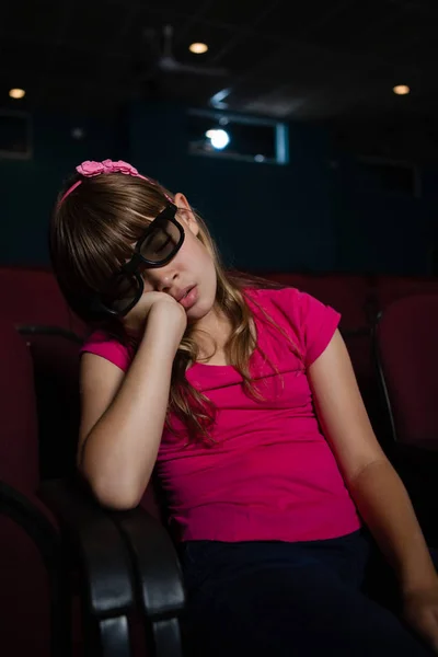 Dívka, která nosí 3d brýle při spaní — Stock fotografie