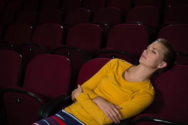 Frau schläft in einem Kino — Stockfoto