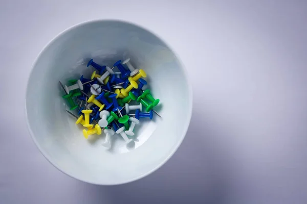 Various push pins in bowl — Stock Photo, Image