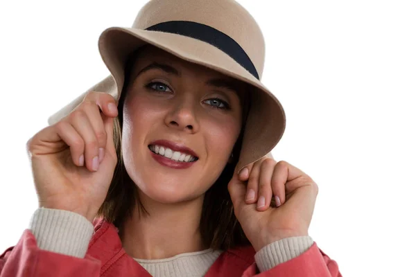 Jonge vrouw bedrijf hoed — Stockfoto