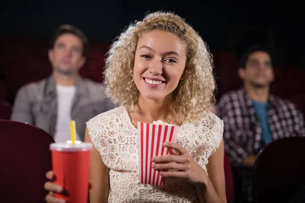 Mulher assistindo filme no teatro — Fotografia de Stock