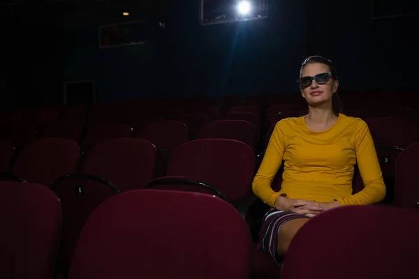 在看电影的 3d 眼镜的女人 — 图库照片