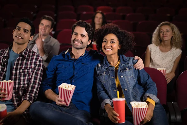 Pareja viendo película en el teatro — Foto de Stock