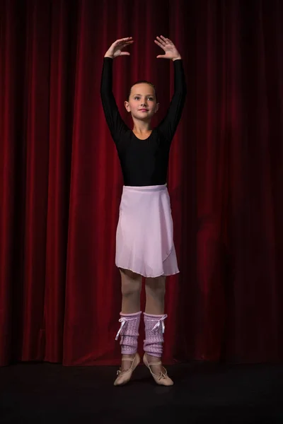 Bailarina praticando dança de balé — Fotografia de Stock