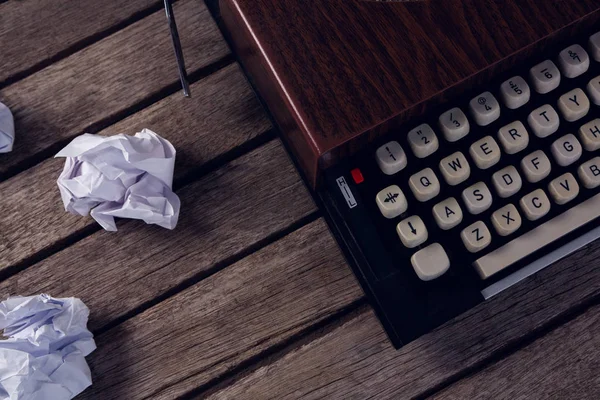 Máquina de escribir vintage y papel desmenuzado — Foto de Stock