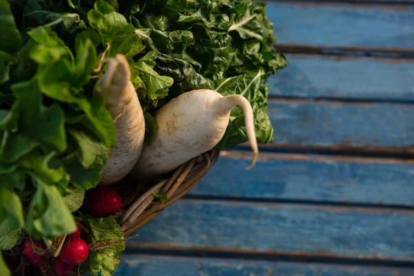 Warzywa w wiklinowym koszu — Zdjęcie stockowe
