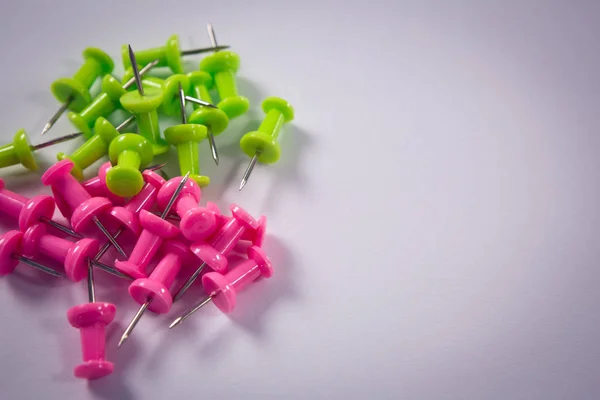 Roze en groene push pins — Stockfoto