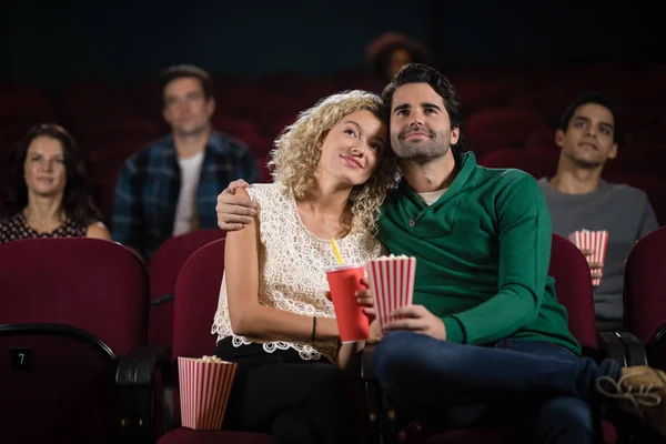 Casal assistindo filme no teatro — Fotografia de Stock