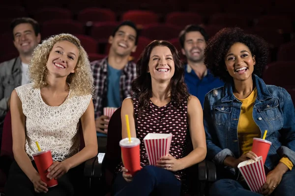 Groupe de personnes regardant le film — Photo