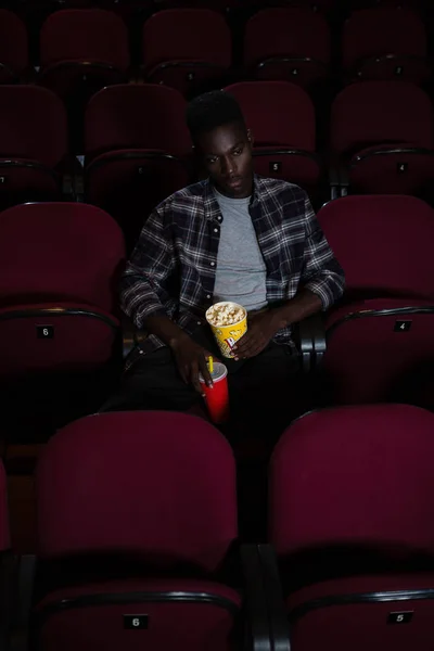 Muž s studený nápoj a popcorn — Stock fotografie