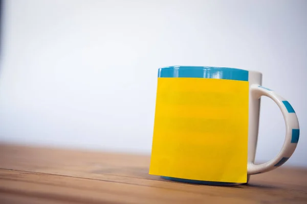 Close up of adhesive note on coffee cup — Stock Photo, Image